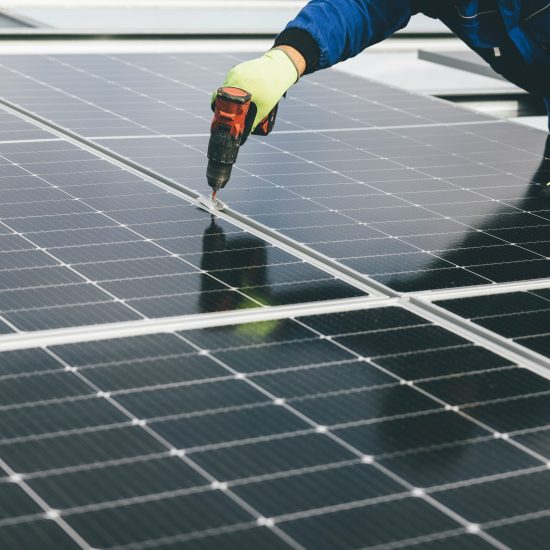 Installation einer Photovoltaikanlage auf einem Mehrfamilienhaus – nachhaltige Energieversorgung mit Sundstral.